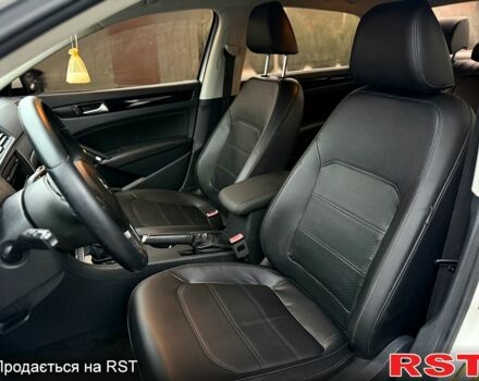 Белый Фольксваген Пассат, объемом двигателя 1.8 л и пробегом 150 тыс. км за 12000 $, фото 4 на Automoto.ua