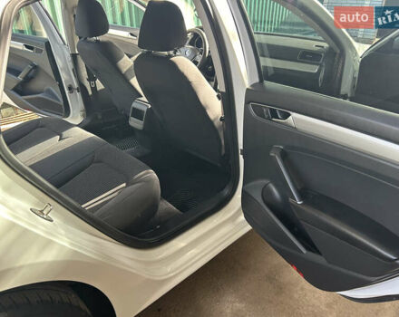 Белый Фольксваген Пассат, объемом двигателя 1.8 л и пробегом 165 тыс. км за 12800 $, фото 13 на Automoto.ua