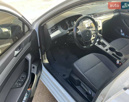 Фольксваген Пассат 2016 в Киеве на Automoto.ua Белый Фольксваген Пассат, объемом двигателя 1.97 л и пробегом 280 тыс. км за 14200 $, фото 13 на Automoto.ua