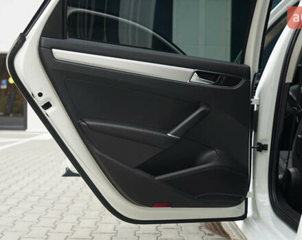 Білий Фольксваген Пассат, об'ємом двигуна 1.8 л та пробігом 204 тис. км за 12000 $, фото 17 на Automoto.ua