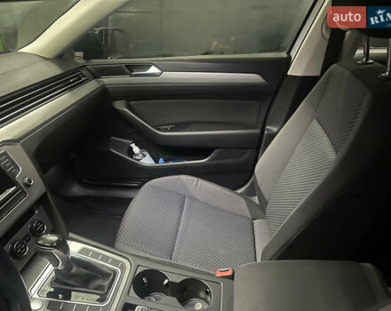 Фольксваген Пассат 2016 в Киеве на Automoto.ua Белый Фольксваген Пассат, объемом двигателя 1.97 л и пробегом 280 тыс. км за 14200 $, фото 19 на Automoto.ua