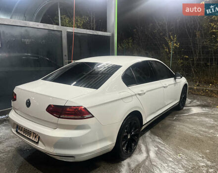 Фольксваген Пассат 2016 в Киеве на Automoto.ua Белый Фольксваген Пассат, объемом двигателя 1.97 л и пробегом 280 тыс. км за 14200 $, фото 5 на Automoto.ua