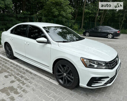 Белый Фольксваген Пассат, объемом двигателя 1.8 л и пробегом 216 тыс. км за 12699 $, фото 1 на Automoto.ua