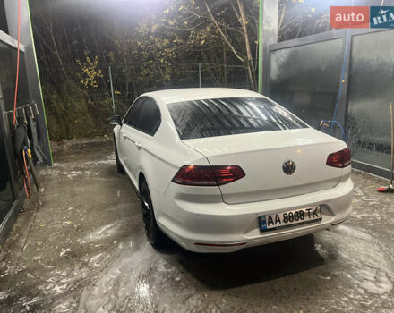 Фольксваген Пассат 2016 в Киеве на Automoto.ua Белый Фольксваген Пассат, объемом двигателя 1.97 л и пробегом 280 тыс. км за 14200 $, фото 3 на Automoto.ua