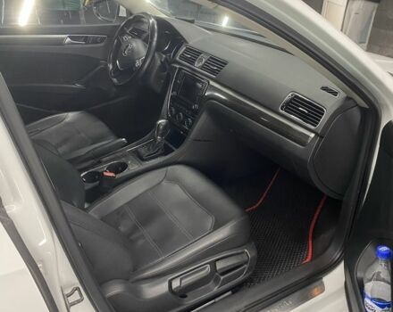 Белый Фольксваген Пассат, объемом двигателя 1.8 л и пробегом 207 тыс. км за 12500 $, фото 5 на Automoto.ua