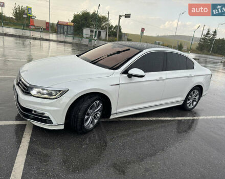 Белый Фольксваген Пассат, объемом двигателя 1.97 л и пробегом 206 тыс. км за 25000 $, фото 1 на Automoto.ua