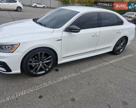 Белый Фольксваген Пассат, объемом двигателя 1.8 л и пробегом 155 тыс. км за 15000 $, фото 1 на Automoto.ua