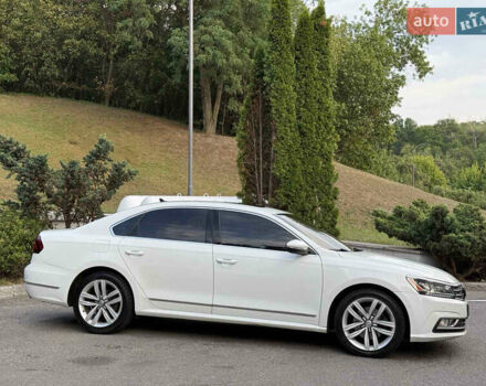 Білий Фольксваген Пассат, об'ємом двигуна 3.6 л та пробігом 136 тис. км за 17500 $, фото 4 на Automoto.ua