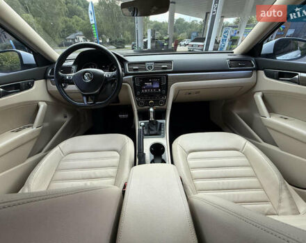 Білий Фольксваген Пассат, об'ємом двигуна 3.6 л та пробігом 136 тис. км за 17500 $, фото 16 на Automoto.ua