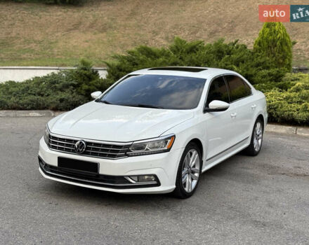 Білий Фольксваген Пассат, об'ємом двигуна 3.6 л та пробігом 136 тис. км за 17500 $, фото 2 на Automoto.ua