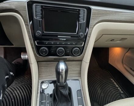 Белый Фольксваген Пассат, объемом двигателя 1.8 л и пробегом 178 тыс. км за 14000 $, фото 4 на Automoto.ua