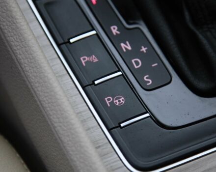 Белый Фольксваген Пассат, объемом двигателя 3.6 л и пробегом 136 тыс. км за 15500 $, фото 19 на Automoto.ua