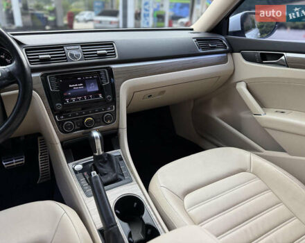 Білий Фольксваген Пассат, об'ємом двигуна 3.6 л та пробігом 136 тис. км за 17500 $, фото 17 на Automoto.ua