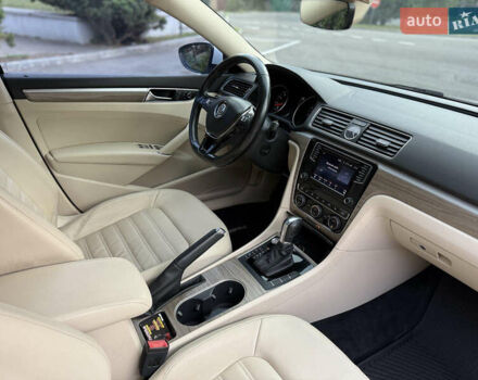 Білий Фольксваген Пассат, об'ємом двигуна 3.6 л та пробігом 136 тис. км за 17500 $, фото 12 на Automoto.ua