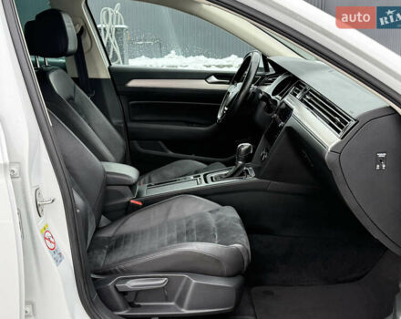 Белый Фольксваген Пассат, объемом двигателя 2 л и пробегом 198 тыс. км за 18950 $, фото 79 на Automoto.ua