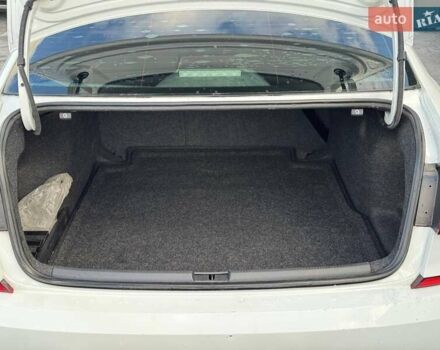 Белый Фольксваген Пассат, объемом двигателя 2 л и пробегом 90 тыс. км за 12800 $, фото 24 на Automoto.ua