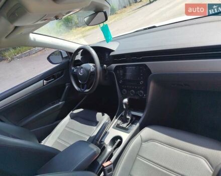 Білий Фольксваген Пассат, об'ємом двигуна 2 л та пробігом 195 тис. км за 15999 $, фото 25 на Automoto.ua