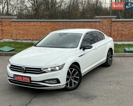 Белый Фольксваген Пассат, объемом двигателя 1.97 л и пробегом 176 тыс. км за 25599 $, фото 2 на Automoto.ua