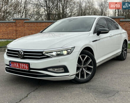 Белый Фольксваген Пассат, объемом двигателя 1.97 л и пробегом 176 тыс. км за 25599 $, фото 3 на Automoto.ua