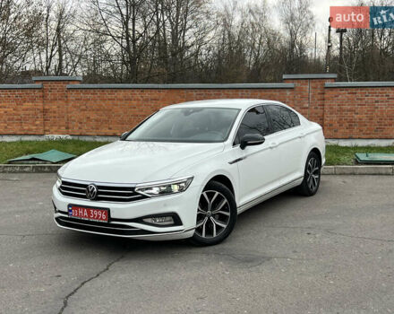 Белый Фольксваген Пассат, объемом двигателя 1.97 л и пробегом 176 тыс. км за 25599 $, фото 1 на Automoto.ua