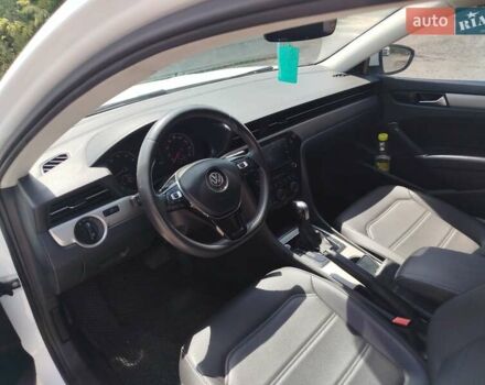 Білий Фольксваген Пассат, об'ємом двигуна 2 л та пробігом 195 тис. км за 15999 $, фото 20 на Automoto.ua