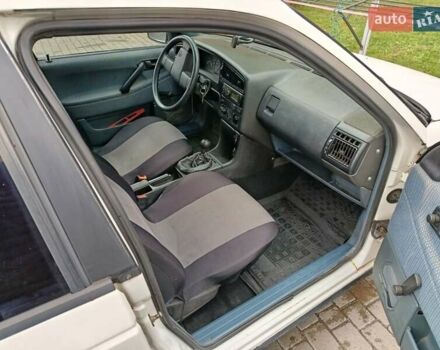 Білий Фольксваген Пассат, об'ємом двигуна 1.6 л та пробігом 248 тис. км за 2200 $, фото 3 на Automoto.ua