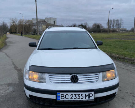 Белый Фольксваген Пассат, объемом двигателя 1.6 л и пробегом 300 тыс. км за 3300 $, фото 2 на Automoto.ua