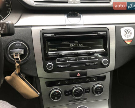 Білий Фольксваген Пассат, об'ємом двигуна 2 л та пробігом 217 тис. км за 10500 $, фото 16 на Automoto.ua