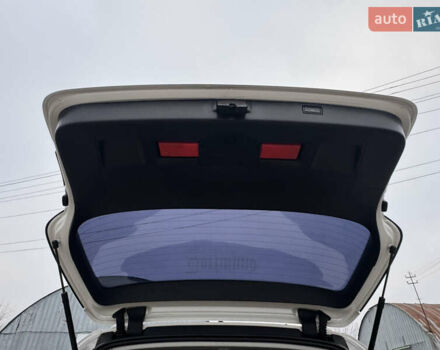 Білий Фольксваген Пассат, об'ємом двигуна 2 л та пробігом 276 тис. км за 12300 $, фото 62 на Automoto.ua