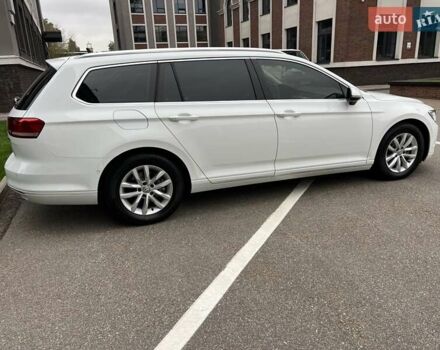 Белый Фольксваген Пассат, объемом двигателя 1.6 л и пробегом 221 тыс. км за 15500 $, фото 2 на Automoto.ua