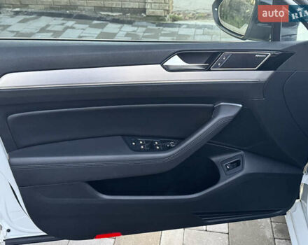 Білий Фольксваген Пассат, об'ємом двигуна 2 л та пробігом 215 тис. км за 16999 $, фото 46 на Automoto.ua