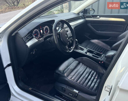 Білий Фольксваген Пассат, об'ємом двигуна 2 л та пробігом 215 тис. км за 16999 $, фото 31 на Automoto.ua