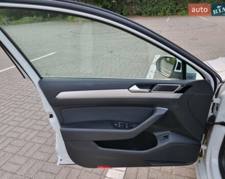 Белый Фольксваген Пассат, объемом двигателя 1.6 л и пробегом 267 тыс. км за 12750 $, фото 25 на Automoto.ua