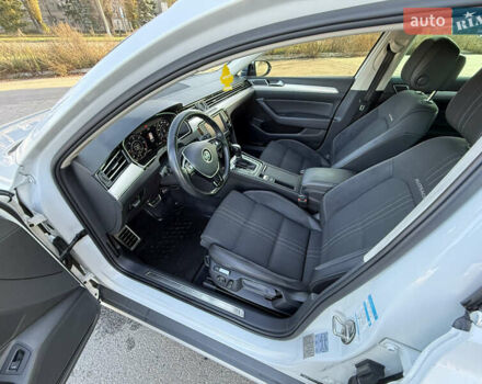 Белый Фольксваген Пассат, объемом двигателя 1.97 л и пробегом 195 тыс. км за 16999 $, фото 35 на Automoto.ua