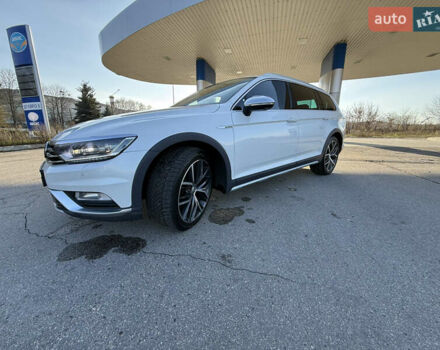 Белый Фольксваген Пассат, объемом двигателя 1.97 л и пробегом 195 тыс. км за 16999 $, фото 4 на Automoto.ua