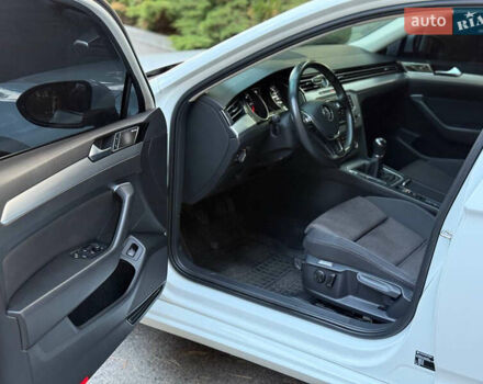 Белый Фольксваген Пассат, объемом двигателя 1.6 л и пробегом 200 тыс. км за 12900 $, фото 11 на Automoto.ua