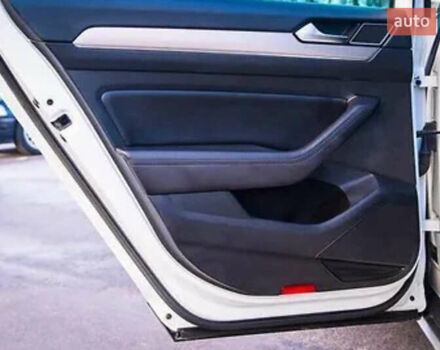 Фольксваген Пассат 2017 в Днепре (Днепропетровске) на Automoto.ua Белый Фольксваген Пассат, объемом двигателя 1.97 л и пробегом 250 тыс. км за 19300 $, фото 17 на Automoto.ua