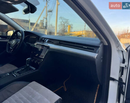 Белый Фольксваген Пассат, объемом двигателя 1.97 л и пробегом 289 тыс. км за 16800 $, фото 6 на Automoto.ua