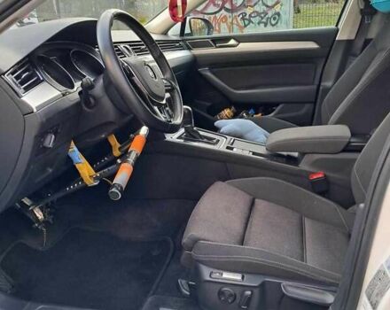 Білий Фольксваген Пассат, об'ємом двигуна 1.6 л та пробігом 237 тис. км за 15600 $, фото 15 на Automoto.ua