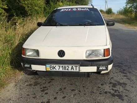 Фольксваген Пассат 1990 в Славуте на Automoto.ua Белый Фольксваген Пассат, объемом двигателя 1.8 л и пробегом 403 тыс. км за 1800 $, фото 1 на Automoto.ua
