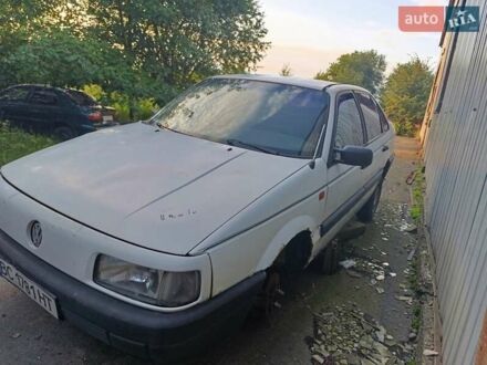 Фольксваген Пассат 1992 у Буске на Automoto.ua Білий Фольксваген Пассат, об'ємом двигуна 1.8 л та пробігом 300 тис. км за 1000 $, фото 1 на Automoto.ua