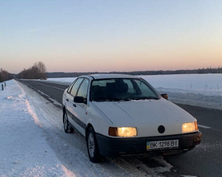 Белый Фольксваген Пассат, объемом двигателя 1.8 л и пробегом 300 тыс. км за 1500 $, фото 1 на Automoto.ua