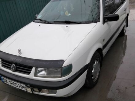 Белый Фольксваген Пассат, объемом двигателя 1.8 л и пробегом 290 тыс. км за 2400 $, фото 1 на Automoto.ua