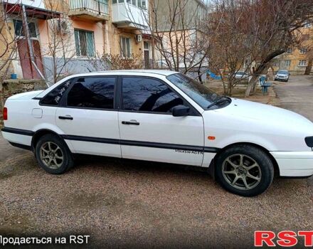 Белый Фольксваген Пассат, объемом двигателя 1.8 л и пробегом 400 тыс. км за 1500 $, фото 1 на Automoto.ua