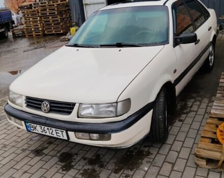 Белый Фольксваген Пассат, объемом двигателя 2 л и пробегом 400 тыс. км за 2100 $, фото 1 на Automoto.ua