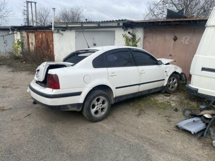 Белый Фольксваген Пассат, объемом двигателя 1.8 л и пробегом 300 тыс. км за 700 $, фото 1 на Automoto.ua