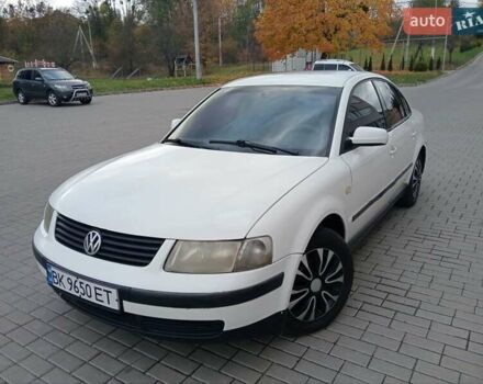 Белый Фольксваген Пассат, объемом двигателя 1.8 л и пробегом 324 тыс. км за 2100 $, фото 1 на Automoto.ua