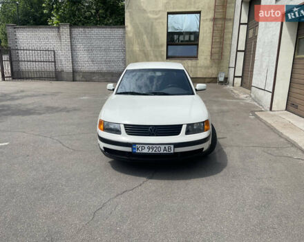 Білий Фольксваген Пассат, об'ємом двигуна 1.6 л та пробігом 304 тис. км за 3499 $, фото 1 на Automoto.ua