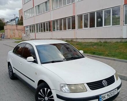 Белый Фольксваген Пассат, объемом двигателя 1.8 л и пробегом 323 тыс. км за 2799 $, фото 1 на Automoto.ua