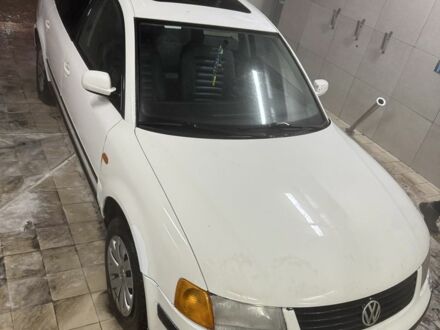 Белый Фольксваген Пассат, объемом двигателя 1.8 л и пробегом 318 тыс. км за 1650 $, фото 1 на Automoto.ua